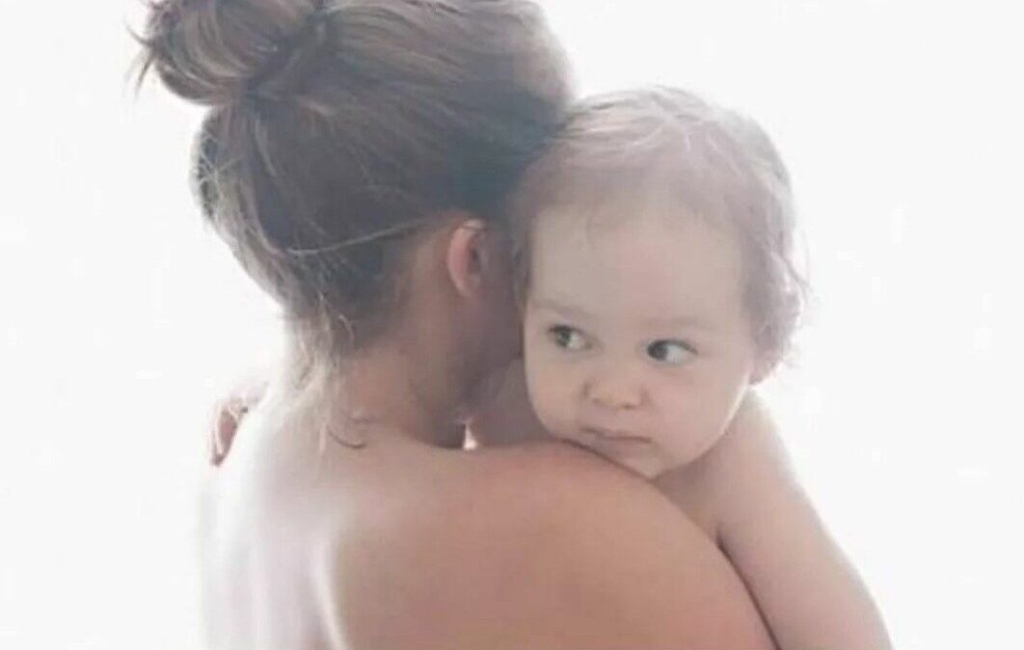 Quando estava grávida, bem próximo do nascimento da minha filha, minha médica me disse para não me preocupar, pois, eu nasceria com ela. Essa frase aparentemente simples, mas tão potente e profunda, me abraçou e assustou de muitas maneiras. Como assim eu vou nascer com ela? Pois, então, eu não existia antes? Ainda hoje, 14 anos depois, constantemente descubro novas dimensões e reflexões sobre isso. Mas e sobre a solidão materna? Como funcionam as situações em que jamais estamos sozinhas, nem mesmo no banheiro, ao mesmo tempo em que parecemos estar isoladas em um mundo apenas nosso? Antagônico né? Pois bem, a solidão materna parece iniciar-se assim que pegamos o resultado do exame, uma mistura de sensações e responsabilidades já tomam conta do nosso ser . Pessoas se afastam e nem sempre é por maldade, as idéias que não são mais as mesmas, o tempo, nossa rotina. Eu já não tinha muitos amigos e tinha comigo que o melhor seria iniciar um novo ciclo, porém, até os que já tinham filhos às vezes não nos entendiam por já estarem em outra fase, então, é a gente com a gente mesmo rs. Ter minha mãe nesse período e até hoje é fundamental e divino, também tenho minha irmã que abraçou a maternidade comigo, mas, mesmo tendo uma rede de apoio, mãe sente solidão. O esposo ajuda, mãe ajuda, mas tem coisas que só a mãe pode fazer. O peito na madrugada , a noite de sono interrompida e o colo que às vezes só o de mãe acalenta . Uma vez me perguntaram se eu estava curtindo ser mãe, pois, faltava sorriso em meu rosto. Eu amava ser mãe e confesso achar ter me preparado para isso por 28 anos, mas era tanta novidade e emoções ao mesmo tempo que nascia junto com a minha pequena e a auto cobrança que também nasceu junto. A questão de achar que tinha que dar conta de tudo, filha, casa, trabalho e ainda estar linda ao mesmo tempo afundavam ainda mais minhas emoções. Hoje numa fase diferente posso dizer que sim, passou rápido aquela fase que eu achei que seria uma eternidade e venho amadurecendo a idéia sobre o tempo e se fosse dar um conselho ele seria: em toda fase pare e respire, só você pode administrar suas dores e seu tempo, por maior que seja sua rede de apoio só você sabe onde é sua dor. Mas, lembre-se, tudo passa. Um beijo nocoração Melissa Reis