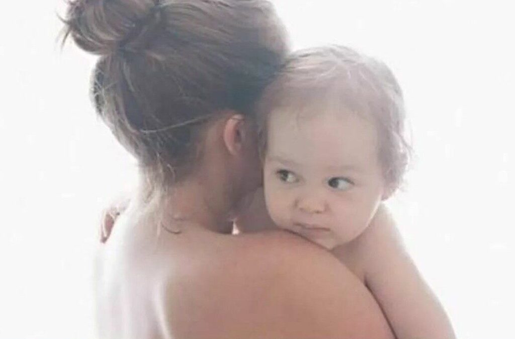 Quando estava grávida, bem próximo do nascimento da minha filha, minha médica me disse para não me preocupar, pois, eu nasceria com ela. Essa frase aparentemente simples, mas tão potente e profunda, me abraçou e assustou de muitas maneiras. Como assim eu vou nascer com ela? Pois, então, eu não existia antes? Ainda hoje, 14 anos depois, constantemente descubro novas dimensões e reflexões sobre isso. Mas e sobre a solidão materna? Como funcionam as situações em que jamais estamos sozinhas, nem mesmo no banheiro, ao mesmo tempo em que parecemos estar isoladas em um mundo apenas nosso? Antagônico né? Pois bem, a solidão materna parece iniciar-se assim que pegamos o resultado do exame, uma mistura de sensações e responsabilidades já tomam conta do nosso ser . Pessoas se afastam e nem sempre é por maldade, as idéias que não são mais as mesmas, o tempo, nossa rotina. Eu já não tinha muitos amigos e tinha comigo que o melhor seria iniciar um novo ciclo, porém, até os que já tinham filhos às vezes não nos entendiam por já estarem em outra fase, então, é a gente com a gente mesmo rs. Ter minha mãe nesse período e até hoje é fundamental e divino, também tenho minha irmã que abraçou a maternidade comigo, mas, mesmo tendo uma rede de apoio, mãe sente solidão. O esposo ajuda, mãe ajuda, mas tem coisas que só a mãe pode fazer. O peito na madrugada , a noite de sono interrompida e o colo que às vezes só o de mãe acalenta . Uma vez me perguntaram se eu estava curtindo ser mãe, pois, faltava sorriso em meu rosto. Eu amava ser mãe e confesso achar ter me preparado para isso por 28 anos, mas era tanta novidade e emoções ao mesmo tempo que nascia junto com a minha pequena e a auto cobrança que também nasceu junto. A questão de achar que tinha que dar conta de tudo, filha, casa, trabalho e ainda estar linda ao mesmo tempo afundavam ainda mais minhas emoções. Hoje numa fase diferente posso dizer que sim, passou rápido aquela fase que eu achei que seria uma eternidade e venho amadurecendo a idéia sobre o tempo e se fosse dar um conselho ele seria: em toda fase pare e respire, só você pode administrar suas dores e seu tempo, por maior que seja sua rede de apoio só você sabe onde é sua dor. Mas, lembre-se, tudo passa. Um beijo nocoração Melissa Reis