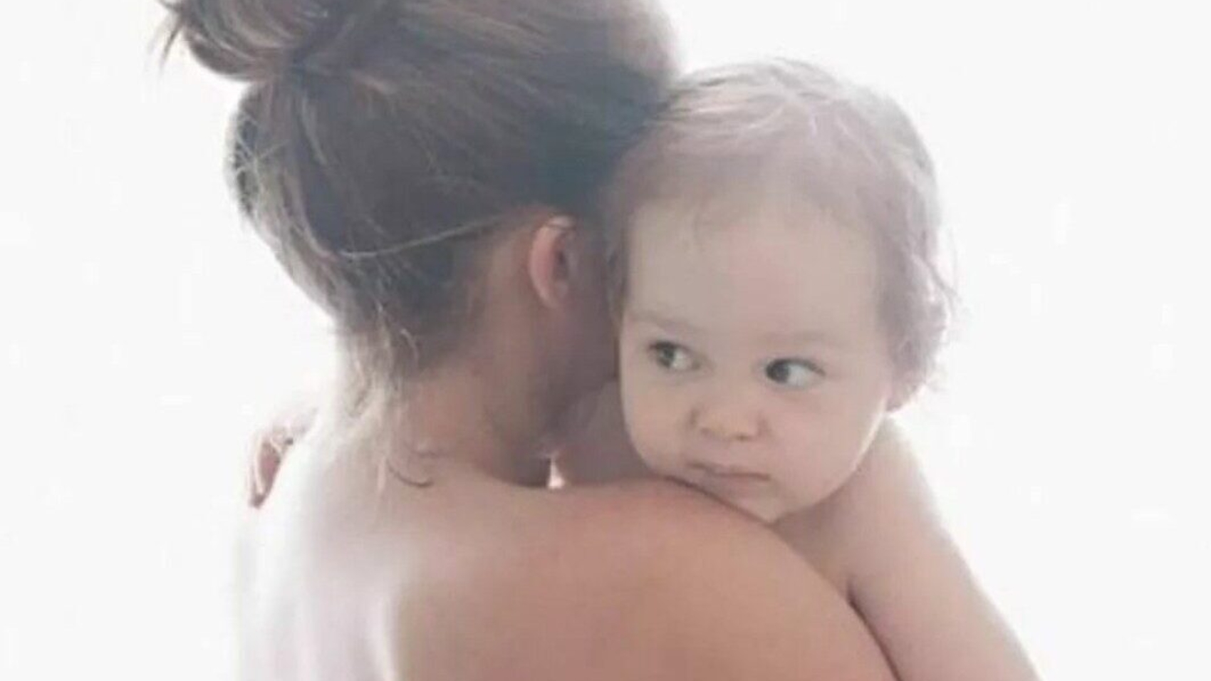 Quando estava grávida, bem próximo do nascimento da minha filha, minha médica me disse para não me preocupar, pois, eu nasceria com ela. Essa frase aparentemente simples, mas tão potente e profunda, me abraçou e assustou de muitas maneiras. Como assim eu vou nascer com ela? Pois, então, eu não existia antes? Ainda hoje, 14 anos depois, constantemente descubro novas dimensões e reflexões sobre isso. Mas e sobre a solidão materna? Como funcionam as situações em que jamais estamos sozinhas, nem mesmo no banheiro, ao mesmo tempo em que parecemos estar isoladas em um mundo apenas nosso? Antagônico né? Pois bem, a solidão materna parece iniciar-se assim que pegamos o resultado do exame, uma mistura de sensações e responsabilidades já tomam conta do nosso ser . Pessoas se afastam e nem sempre é por maldade, as idéias que não são mais as mesmas, o tempo, nossa rotina. Eu já não tinha muitos amigos e tinha comigo que o melhor seria iniciar um novo ciclo, porém, até os que já tinham filhos às vezes não nos entendiam por já estarem em outra fase, então, é a gente com a gente mesmo rs. Ter minha mãe nesse período e até hoje é fundamental e divino, também tenho minha irmã que abraçou a maternidade comigo, mas, mesmo tendo uma rede de apoio, mãe sente solidão. O esposo ajuda, mãe ajuda, mas tem coisas que só a mãe pode fazer. O peito na madrugada , a noite de sono interrompida e o colo que às vezes só o de mãe acalenta . Uma vez me perguntaram se eu estava curtindo ser mãe, pois, faltava sorriso em meu rosto. Eu amava ser mãe e confesso achar ter me preparado para isso por 28 anos, mas era tanta novidade e emoções ao mesmo tempo que nascia junto com a minha pequena e a auto cobrança que também nasceu junto. A questão de achar que tinha que dar conta de tudo, filha, casa, trabalho e ainda estar linda ao mesmo tempo afundavam ainda mais minhas emoções. Hoje numa fase diferente posso dizer que sim, passou rápido aquela fase que eu achei que seria uma eternidade e venho amadurecendo a idéia sobre o tempo e se fosse dar um conselho ele seria: em toda fase pare e respire, só você pode administrar suas dores e seu tempo, por maior que seja sua rede de apoio só você sabe onde é sua dor. Mas, lembre-se, tudo passa. Um beijo nocoração Melissa Reis